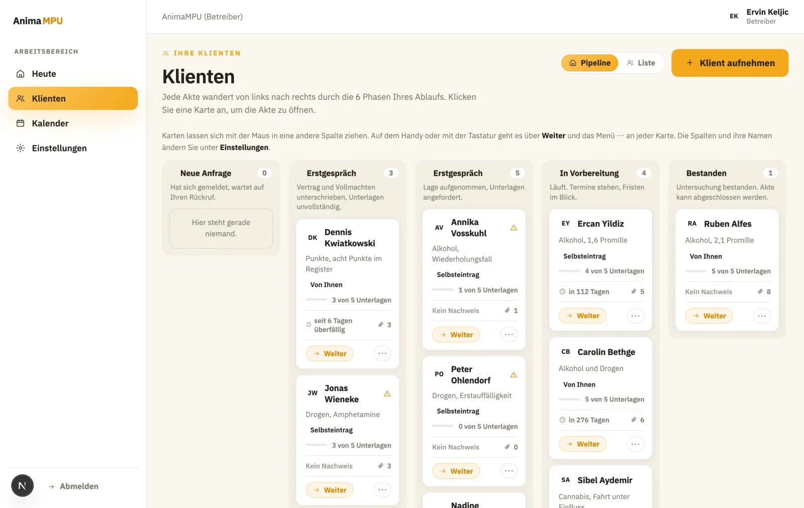 Das Klienten-Board mit Spalten für jede Phase der Beratung und Karten je Mandant.